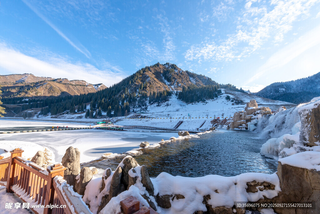 冬日雪景中的山水风光