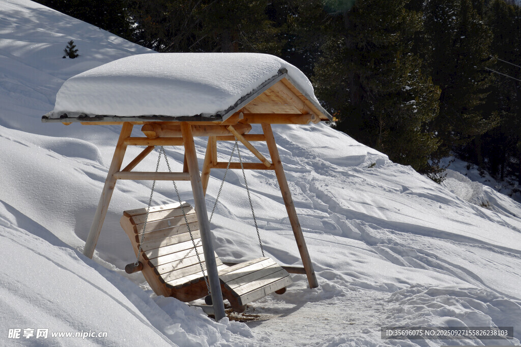 雪中山间的温馨秋千小屋