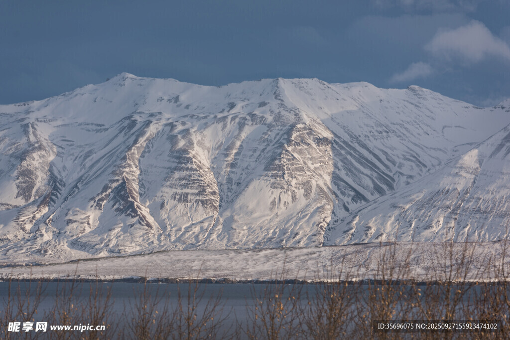 雪山湖畔壮丽风光