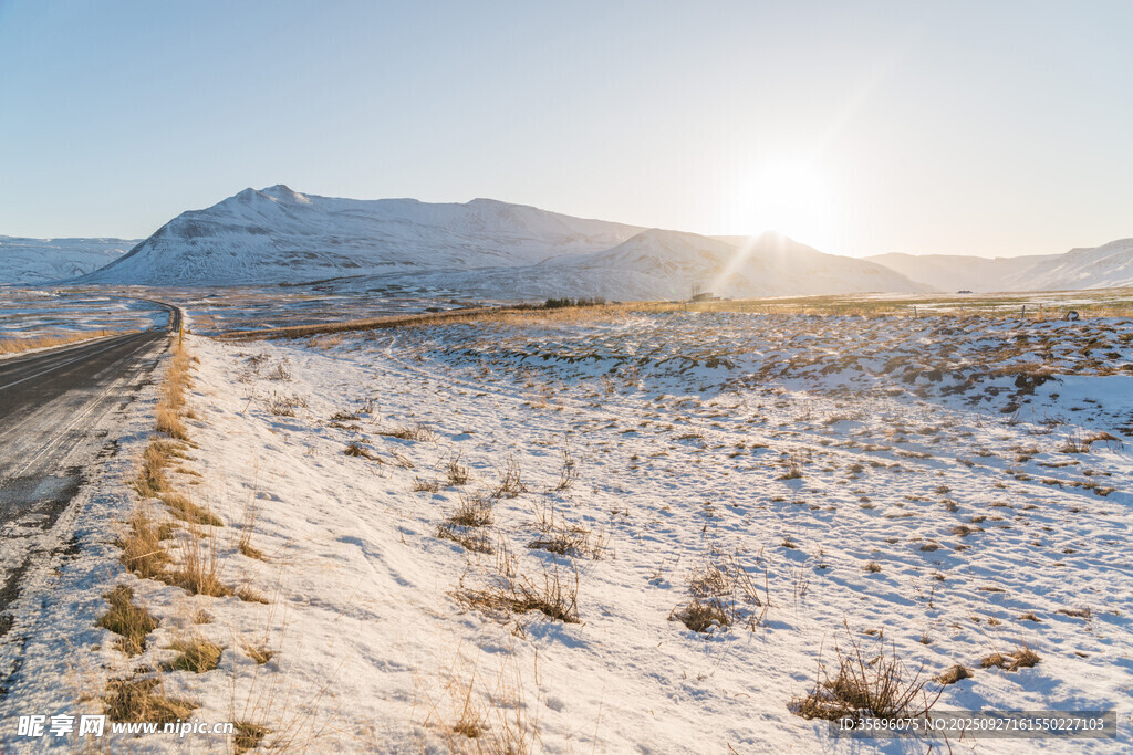 冬日雪野中的公路美景
