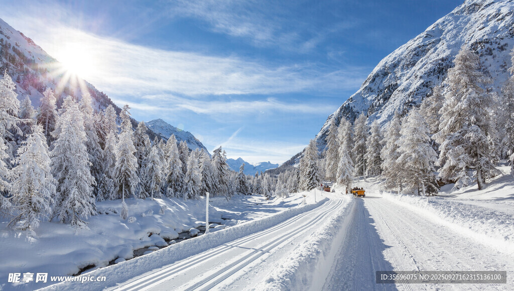 冬日雪覆山路美景