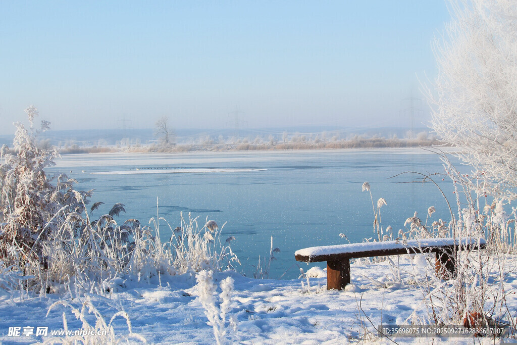 冬日湖畔雪景中的长椅