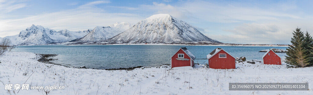 雪境中的红顶小屋与湖山