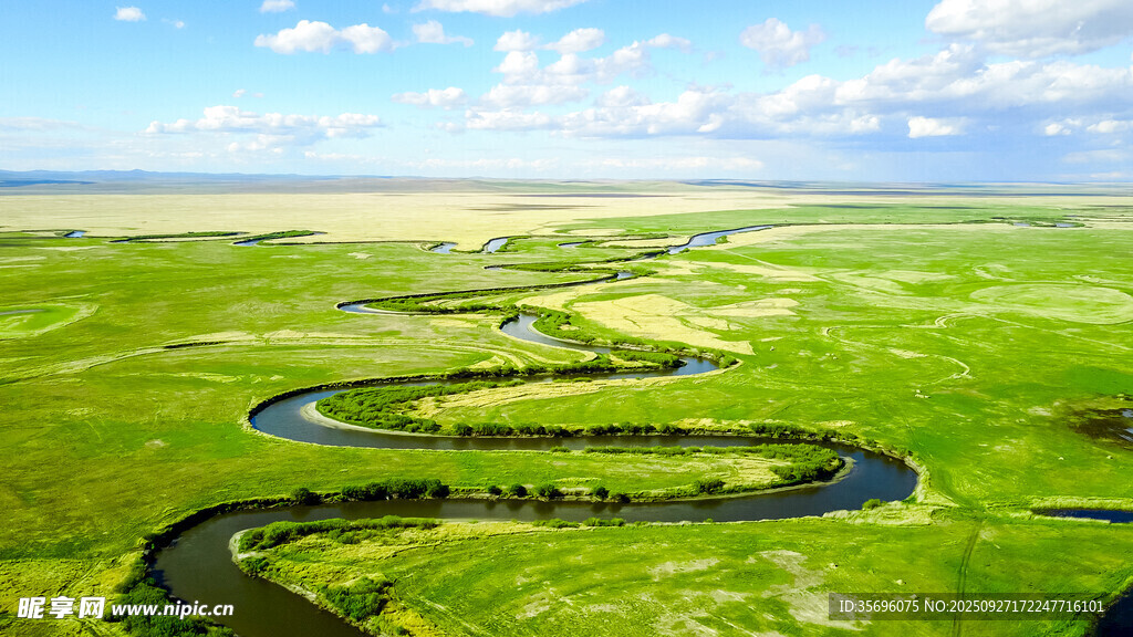 草原蜿蜒河流美景