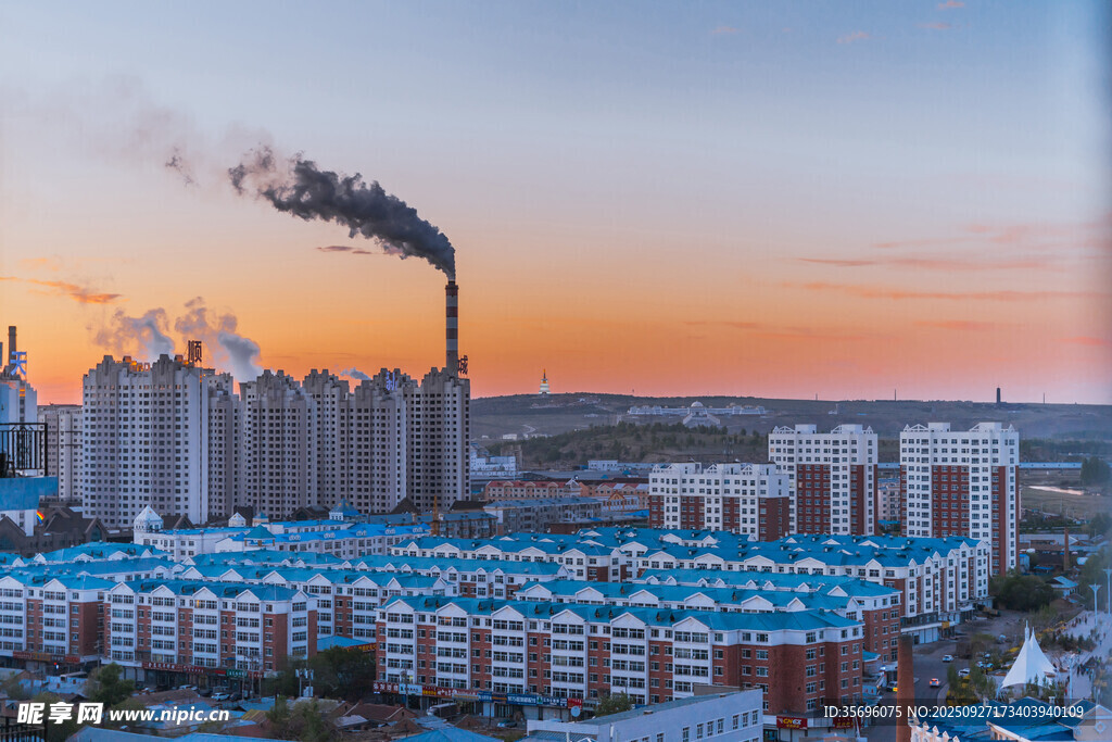 城市黄昏下的工业与建筑景观