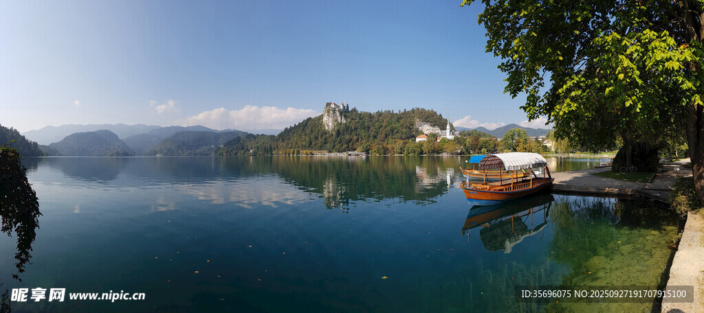 宁静湖畔美景