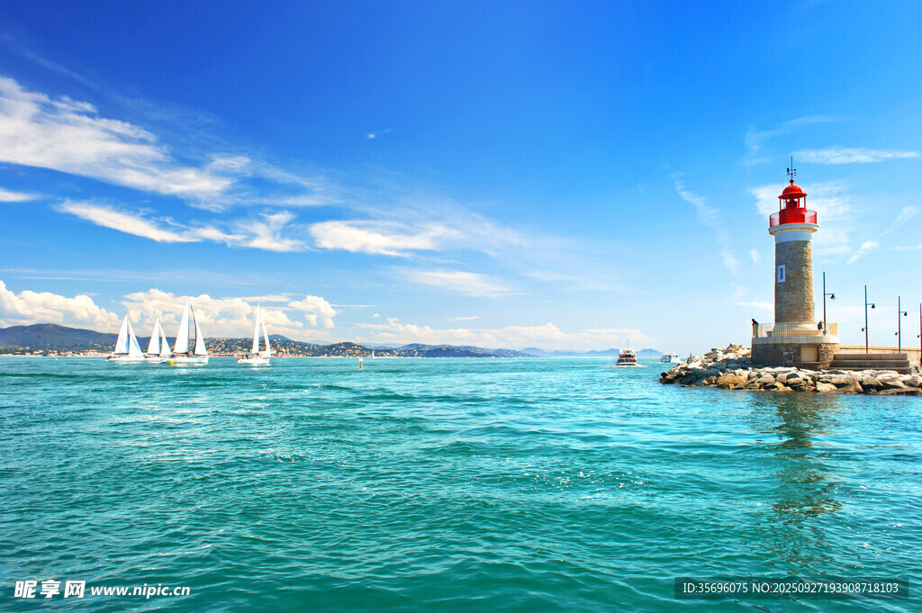 海边灯塔与碧蓝海水美景