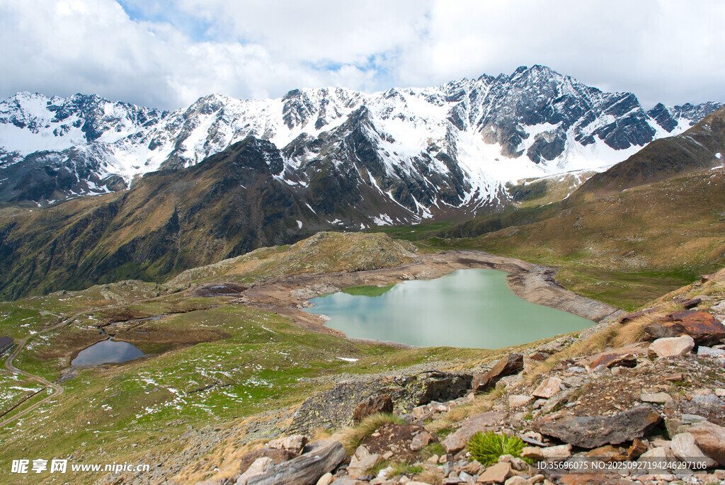 高山湖泊美景