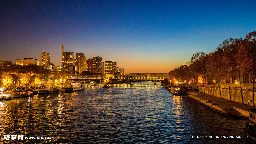 河畔黄昏城市美丽夜景