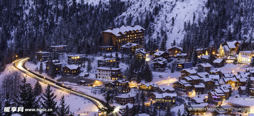 雪夜中的温馨山间小镇