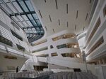 现代风格多层建筑内部景观