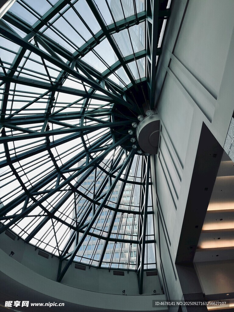 现代建筑玻璃穹顶内部景观