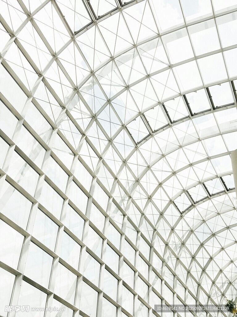 现代玻璃拱形建筑空间