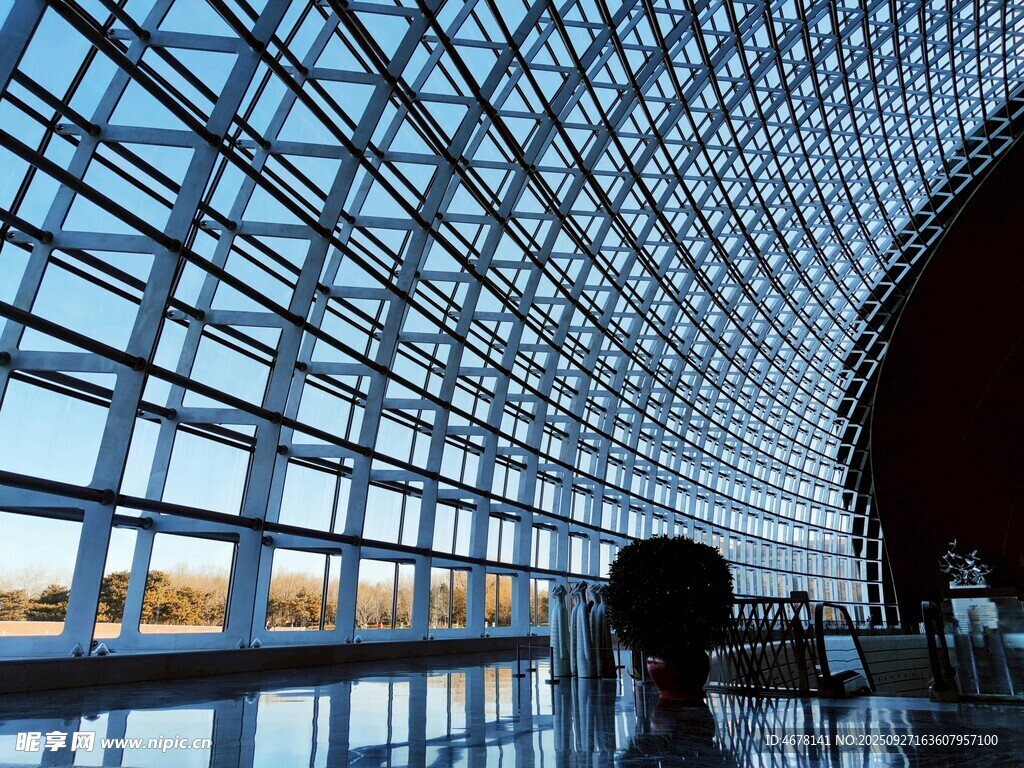 现代玻璃建筑内景剪影