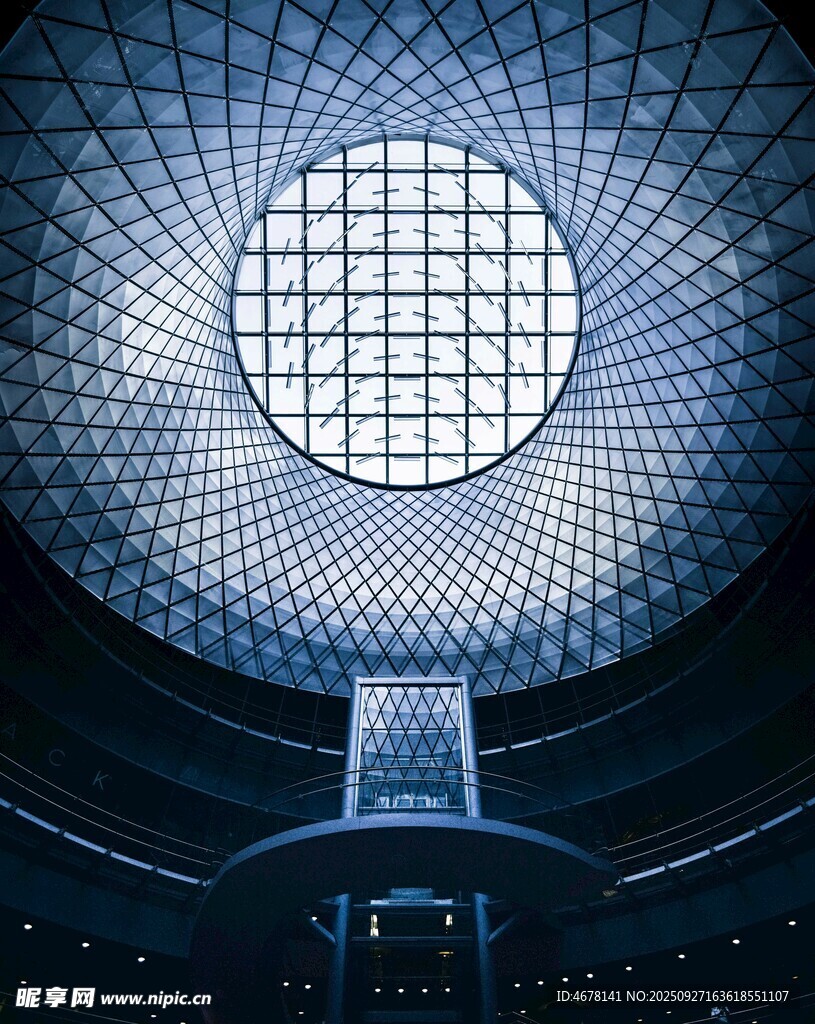 穹顶下的几何建筑奇观