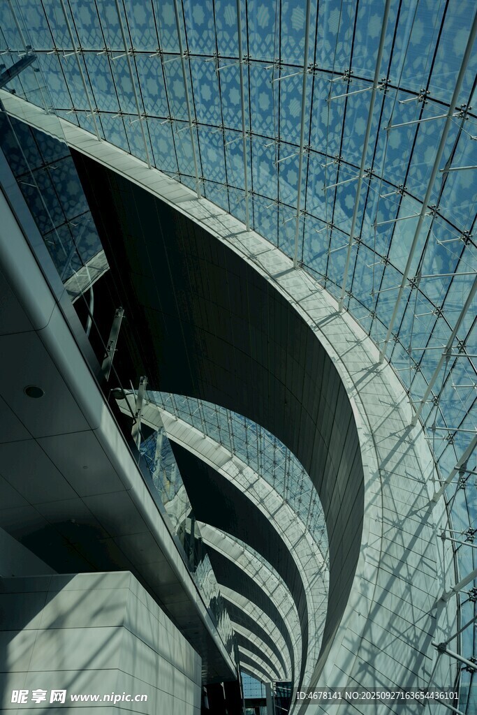 现代螺旋建筑独特外观