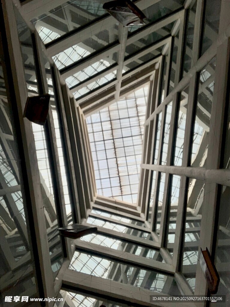 建筑内部钢结构框架景观