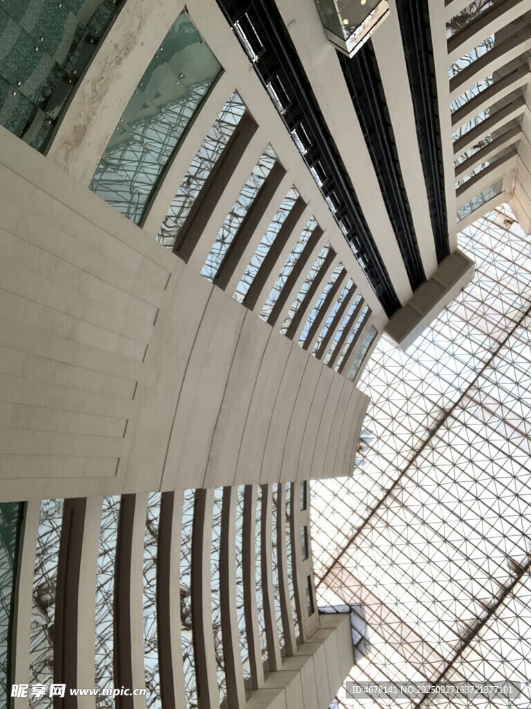 仰视现代摩天大楼建筑