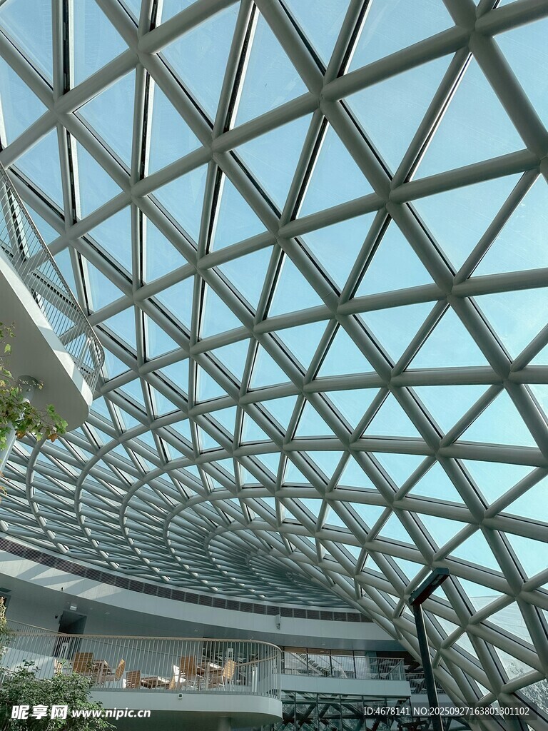 现代几何结构穹顶建筑
