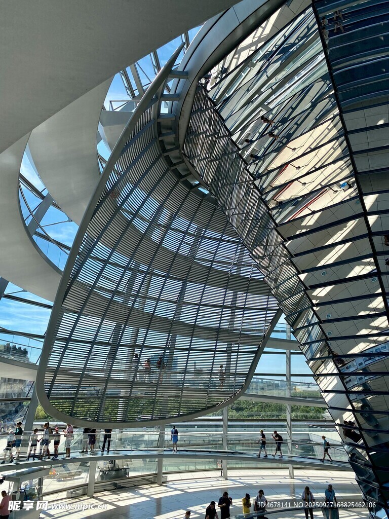 现代玻璃穹顶建筑内部景观