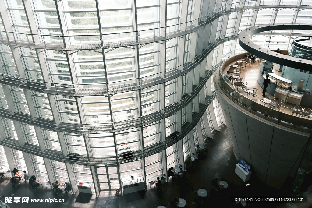 现代玻璃建筑内部景观