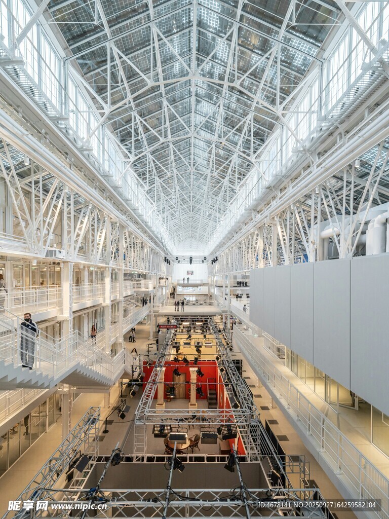 现代大型室内建筑施工场景