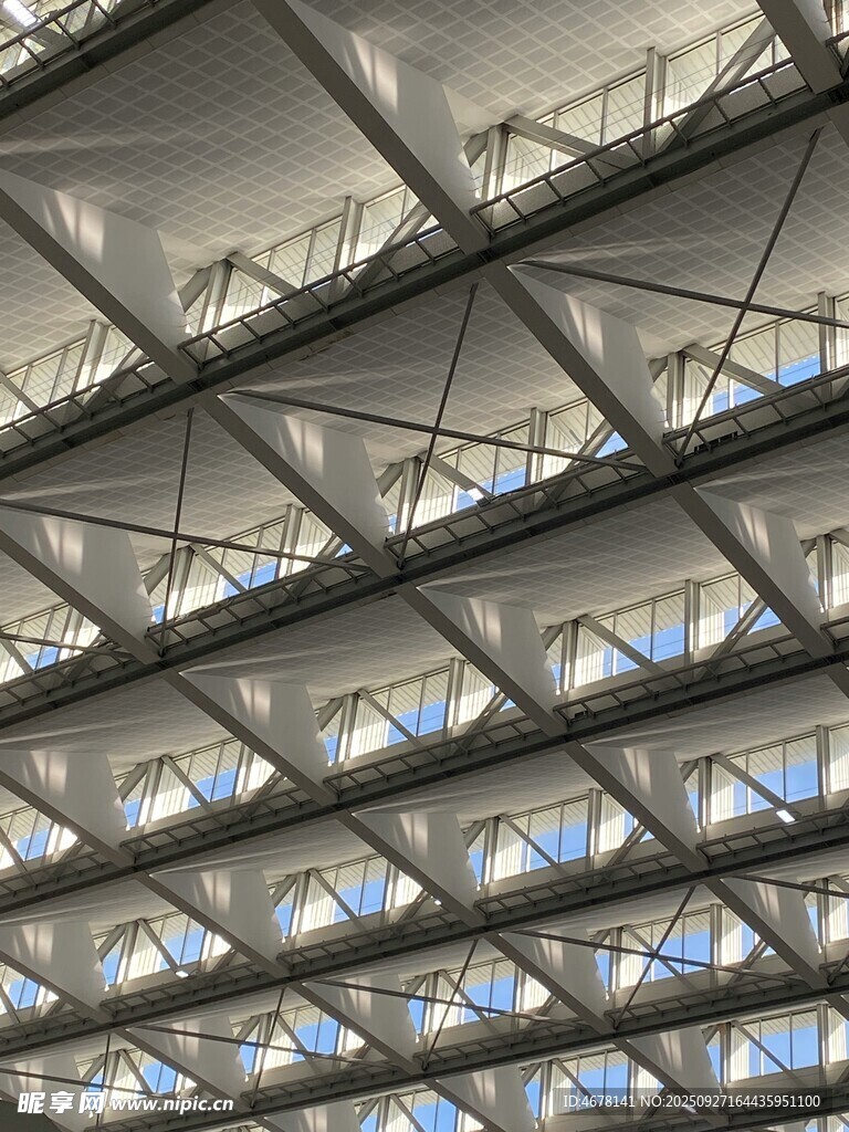 现代建筑独特几何屋顶结构