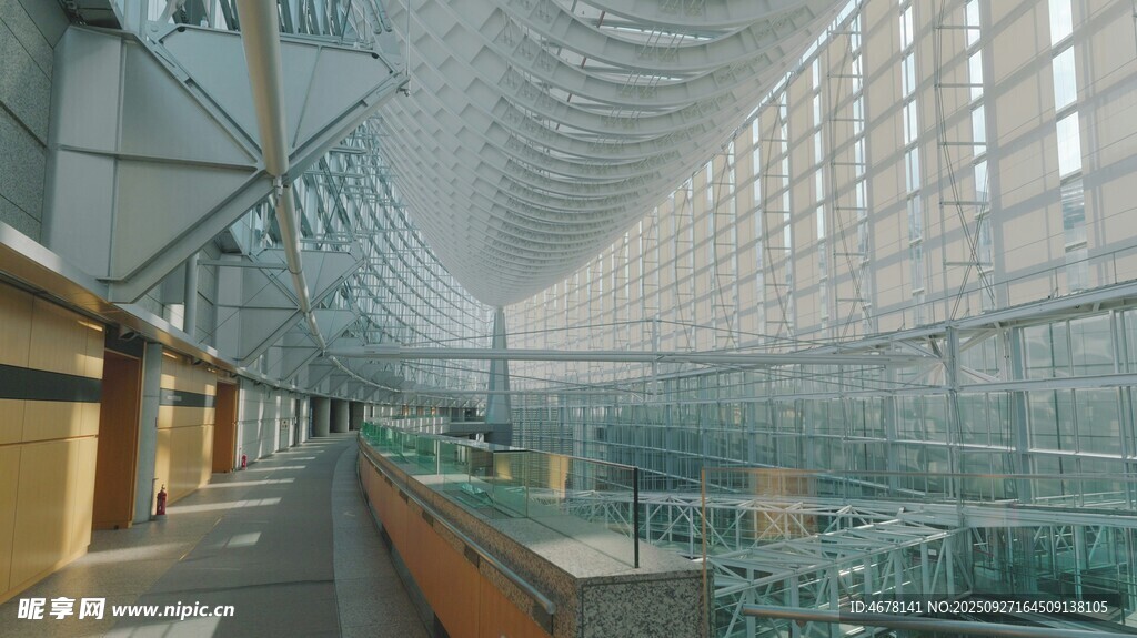 现代玻璃建筑内部走廊
