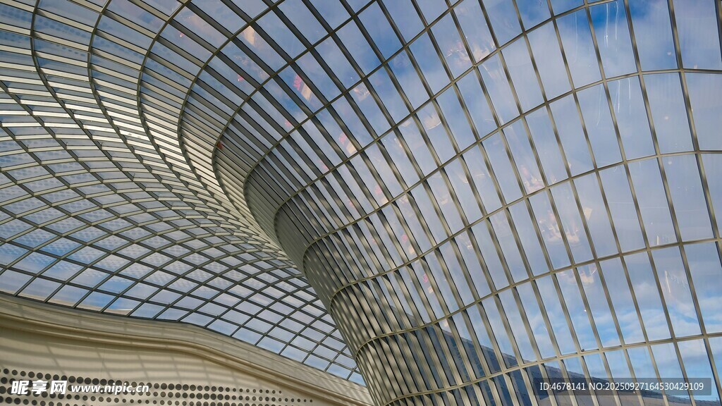 现代建筑独特玻璃穹顶景观