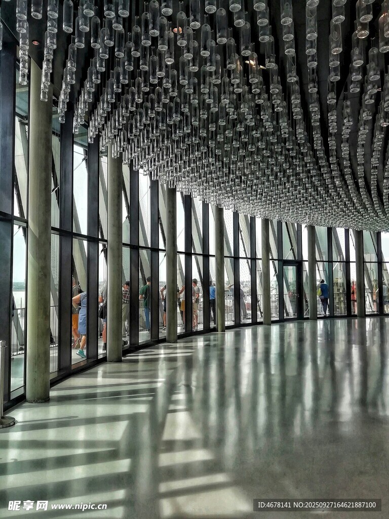 现代风格的弧形建筑空间
