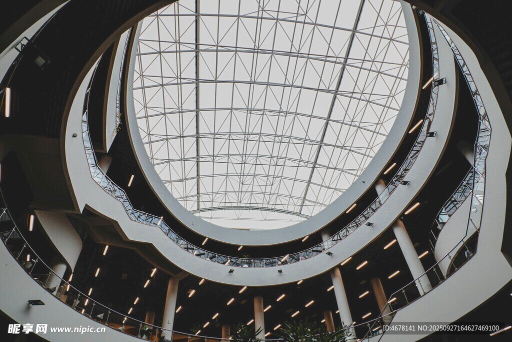 现代建筑内部穹顶景观