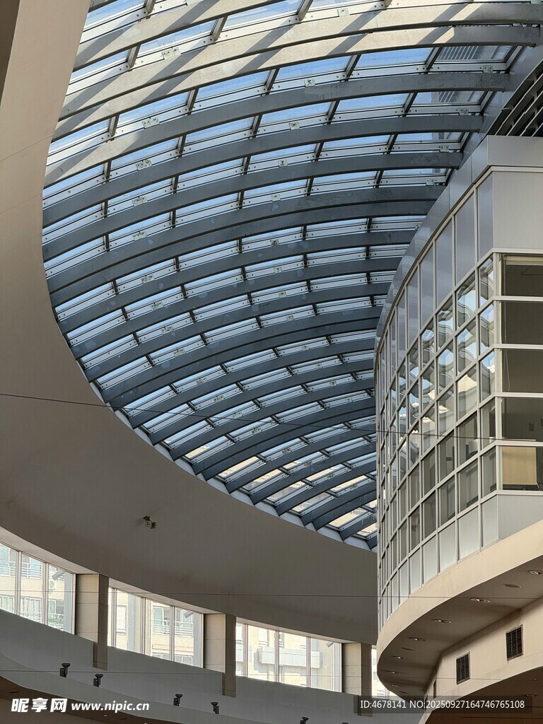 现代建筑内部穹顶景观
