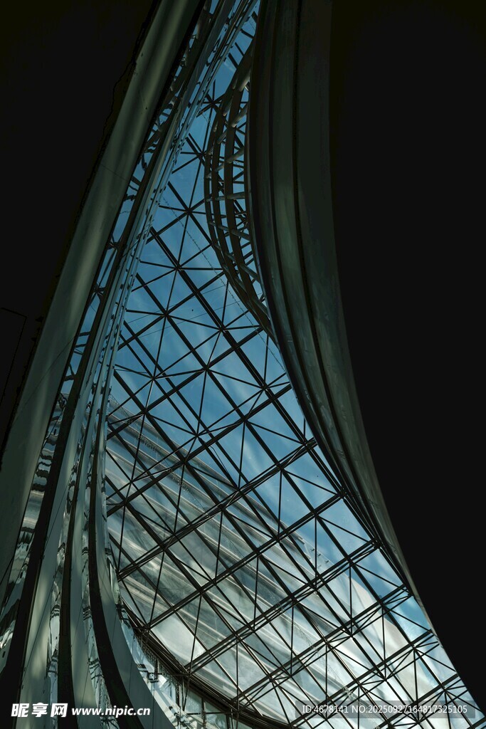 现代扭曲玻璃建筑外观