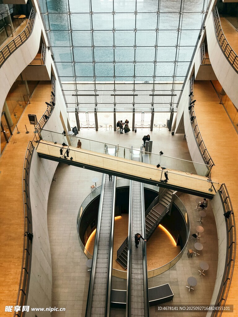 现代建筑内部的旋转楼梯