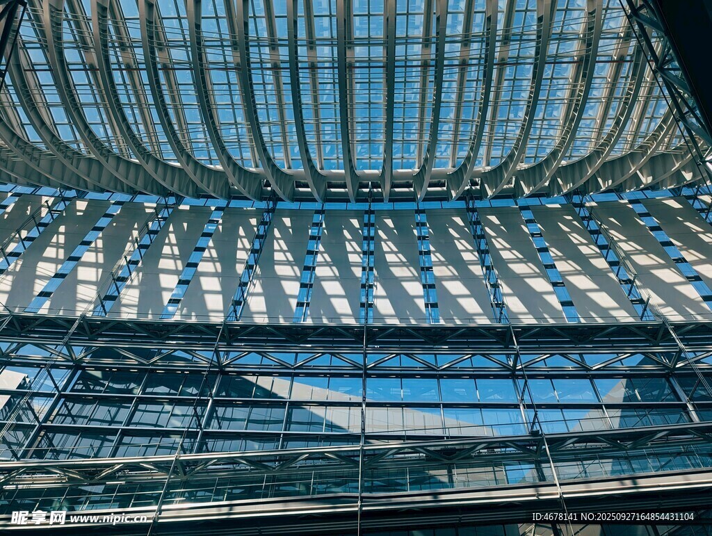 现代玻璃建筑独特穹顶