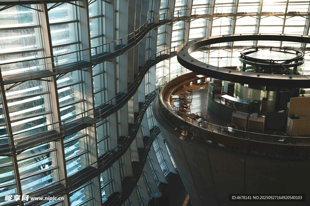 现代玻璃幕墙建筑内部景观