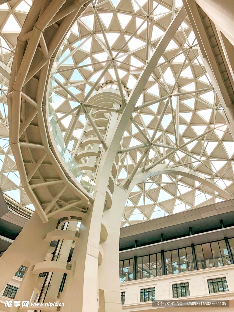 独特几何结构的室内建筑