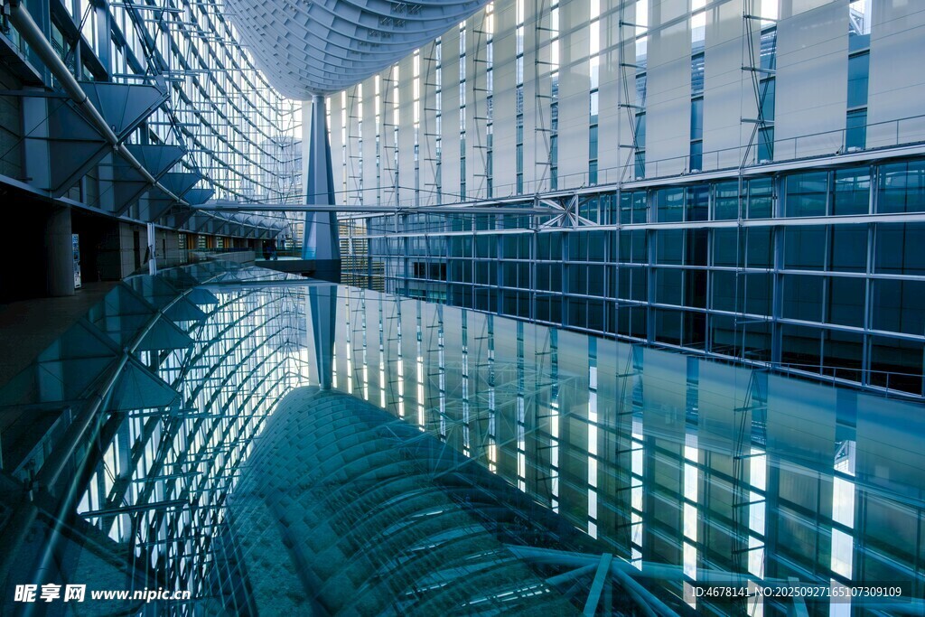 现代建筑内的镜面水池景观