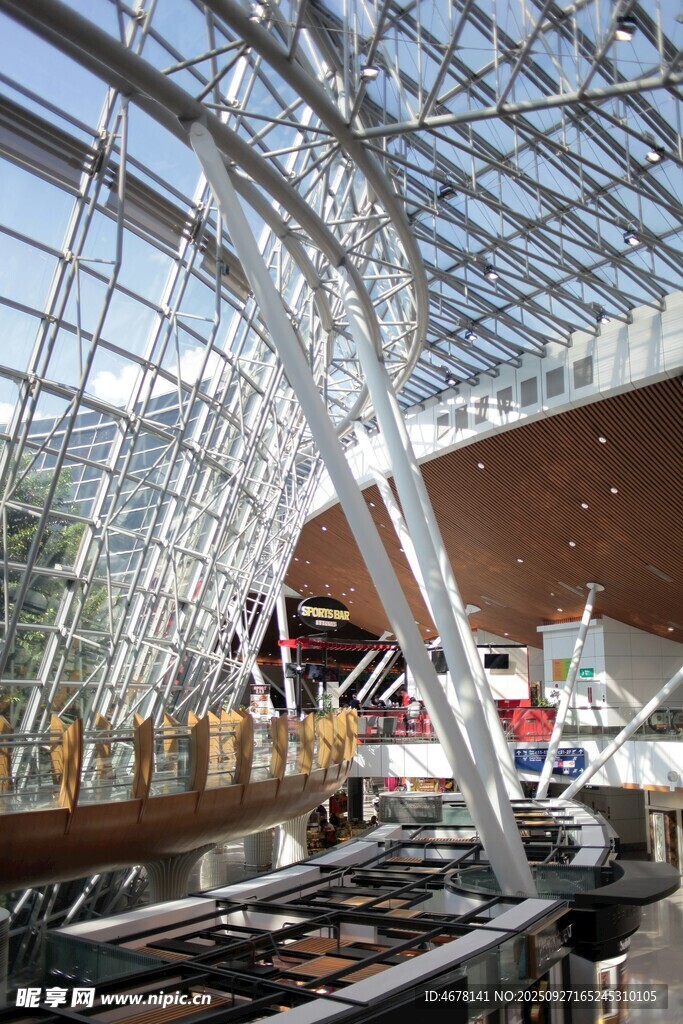 现代玻璃建筑内部景观