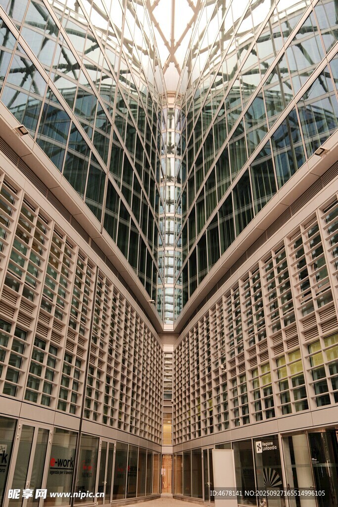 现代玻璃穹顶建筑内部