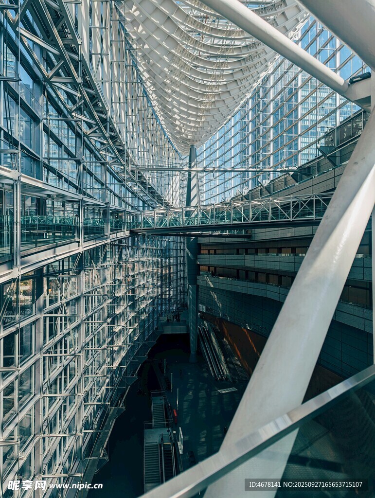 现代建筑内部壮观结构