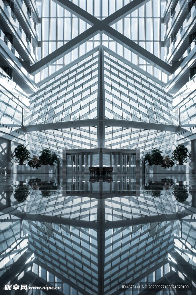 现代玻璃建筑内部景观