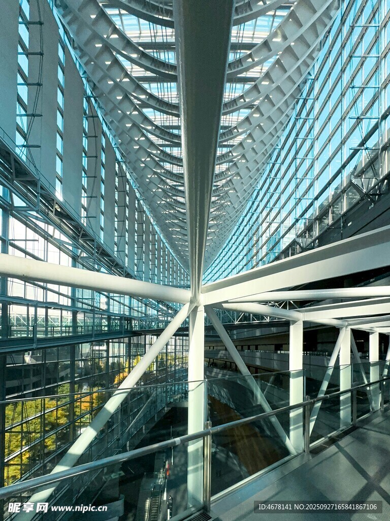 现代玻璃建筑内部景观