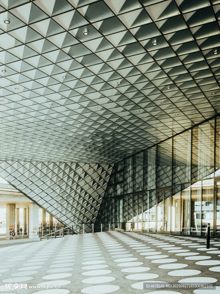 现代几何风格的室内建筑空间