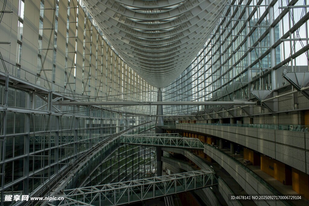 现代玻璃建筑内部景观