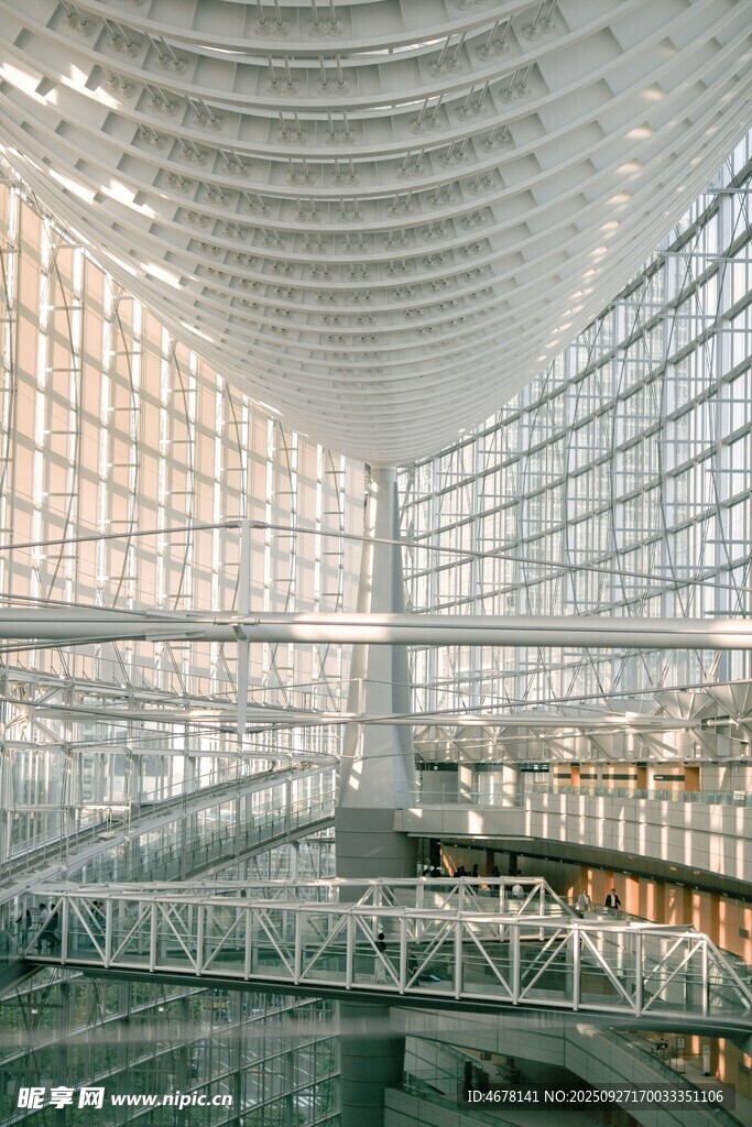 现代风格的大型玻璃建筑空间