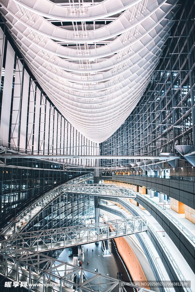 现代风格的大型室内建筑空间