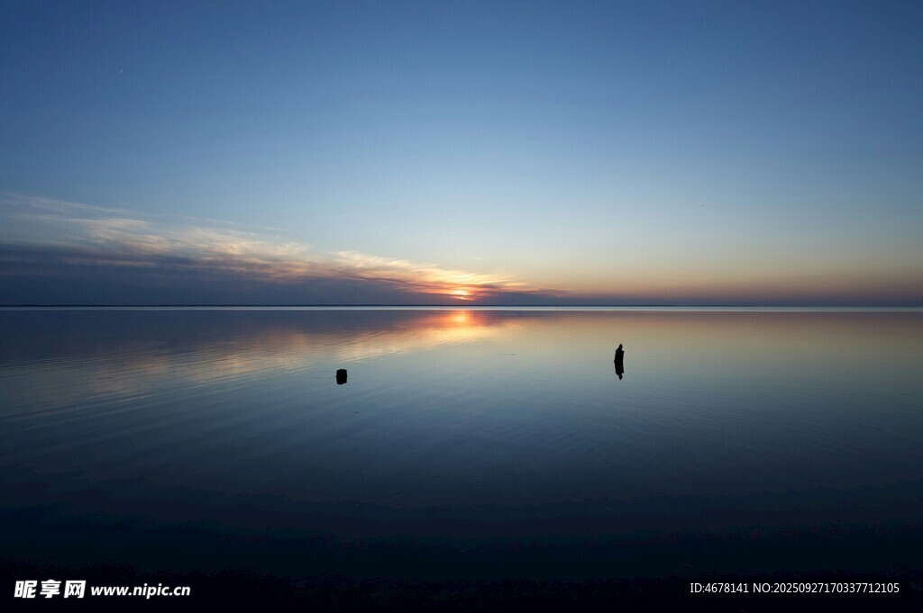 夕阳下平静湖面的美丽倒影