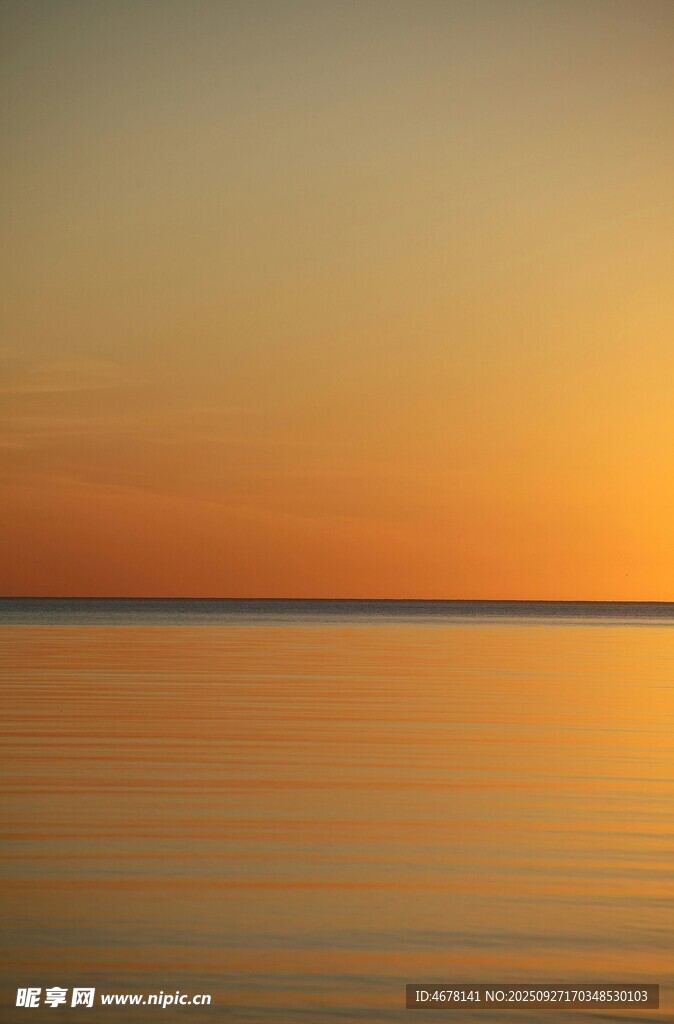 夕阳下的平静海面