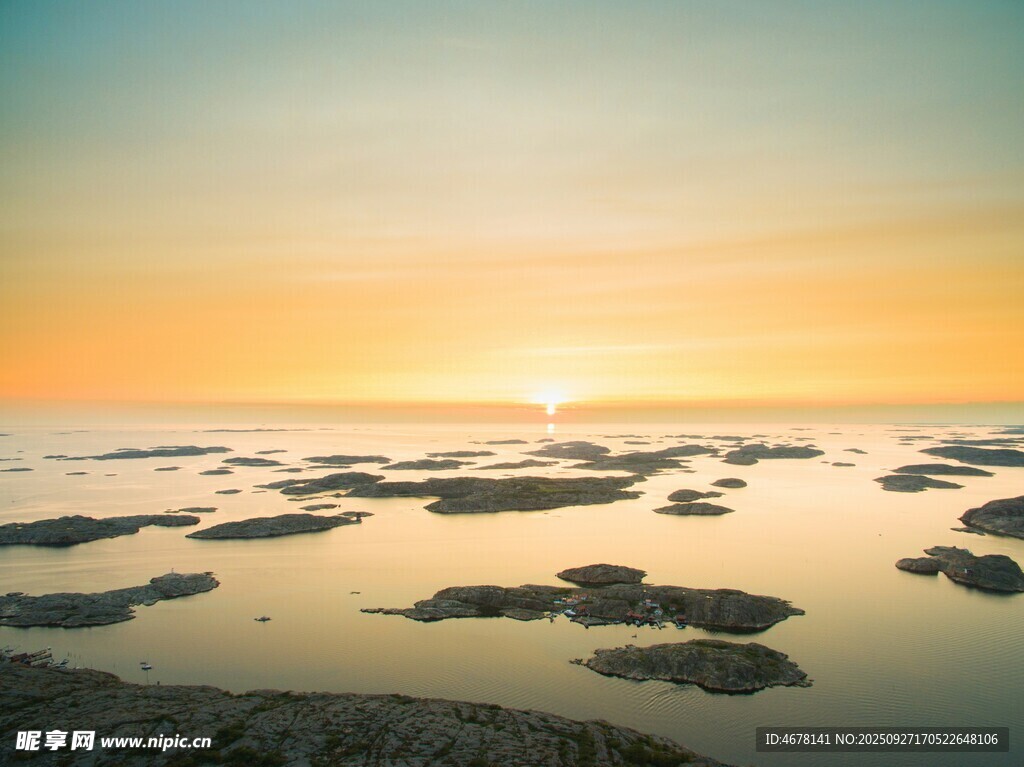 海上浮冰映夕阳美景